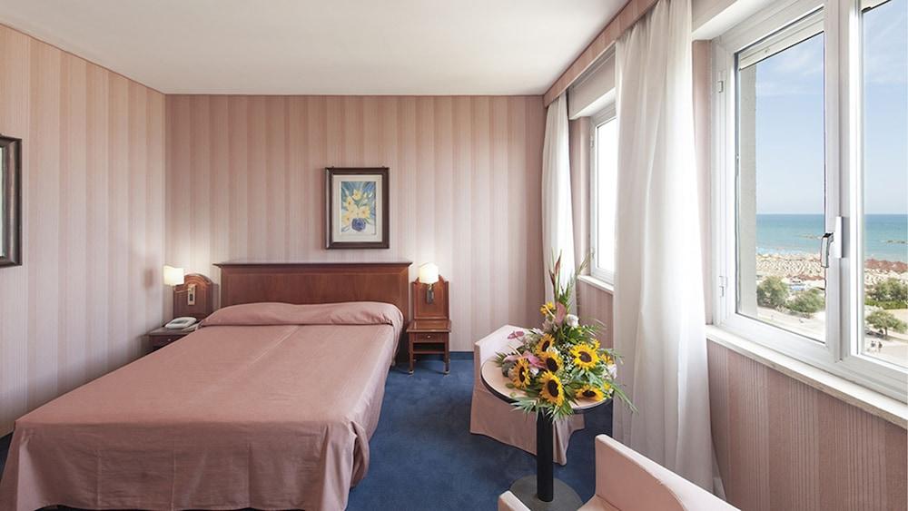Hotel Esplanade Пескара Екстериор снимка