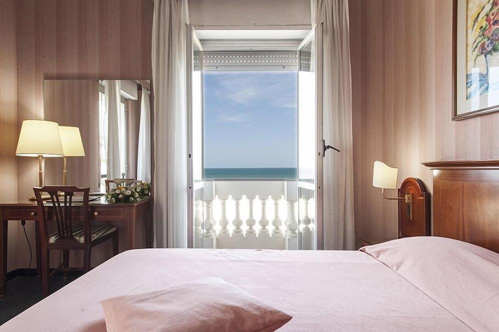 Hotel Esplanade Пескара Екстериор снимка