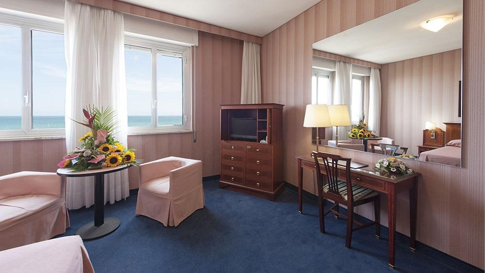 Hotel Esplanade Пескара Екстериор снимка