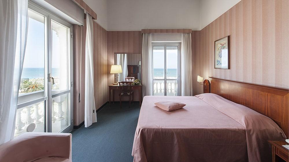 Hotel Esplanade Пескара Екстериор снимка